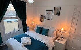 Luxury 1Bed Holiday Flat-10 Minutes From London Bridge & 3Mins Walk To Lewisham Dlr
